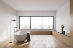 Intérieur d'une salle de bain avec fenêtre